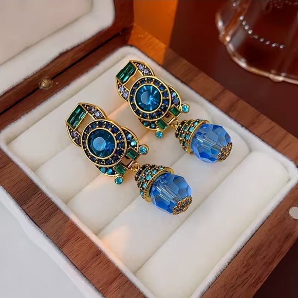 Jewelry - NWT Gorgeous BLUE CRYSTAL DROP EARRINGS. PIERCED OR CLIP ON.